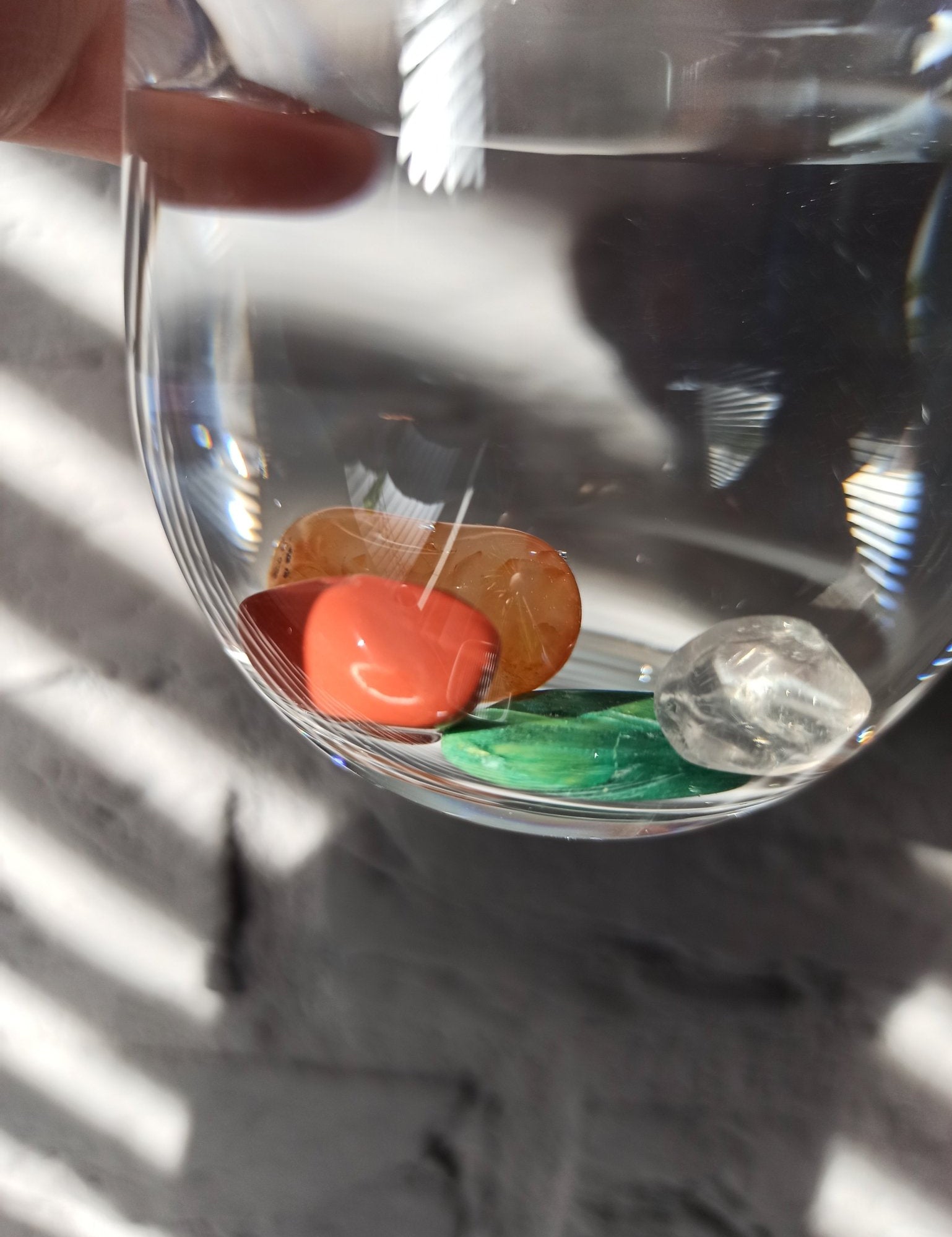 Nieren edelsteenwaterset – curated crystal by Marga Jacobs | rust, symboliek en intuïtieve zelfzorg