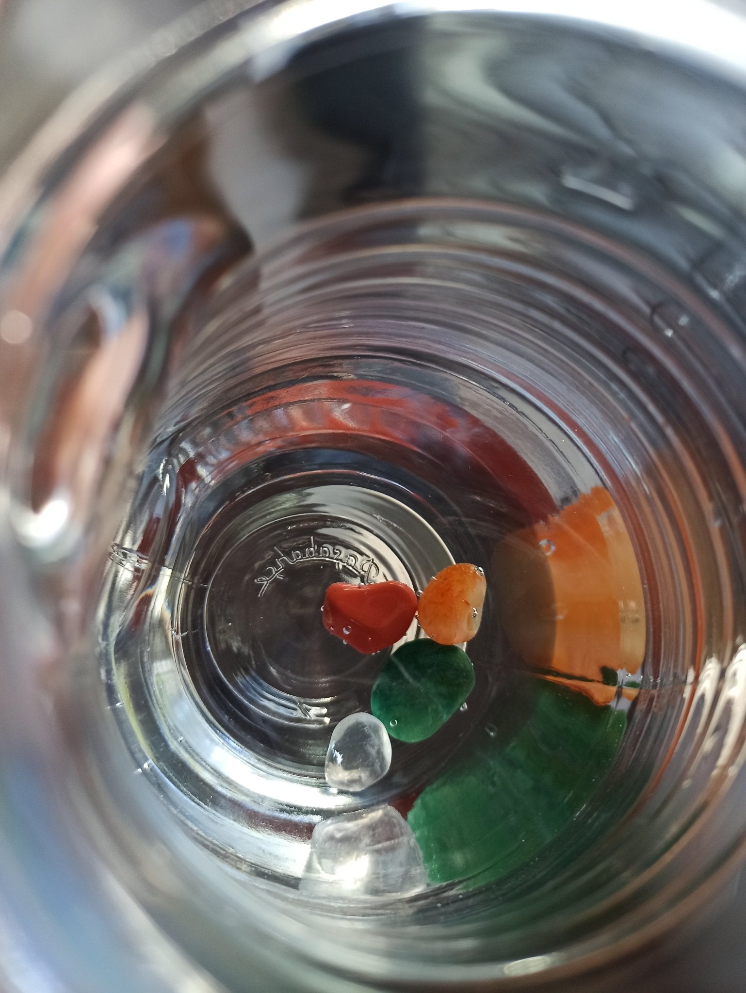 Nieren edelsteenwaterset – curated crystal by Marga Jacobs | rust, symboliek en intuïtieve zelfzorg