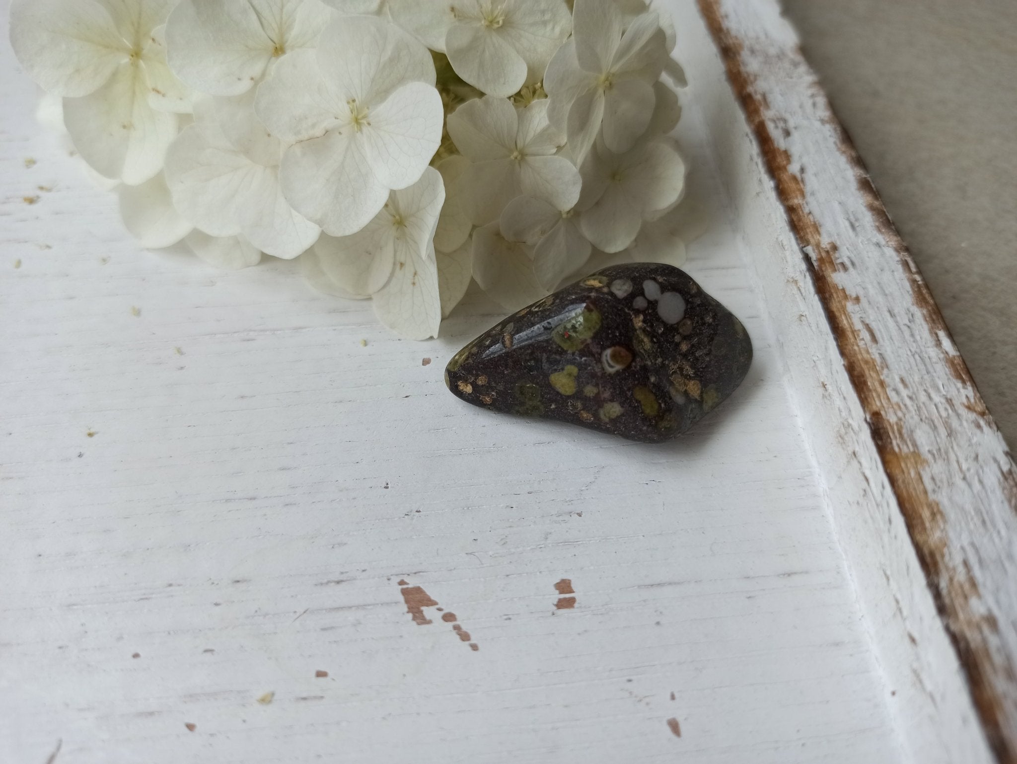 Nunderiet trommelstenen – curated crystal by Marga Jacobs | rust, symboliek en intuïtieve zelfzorg