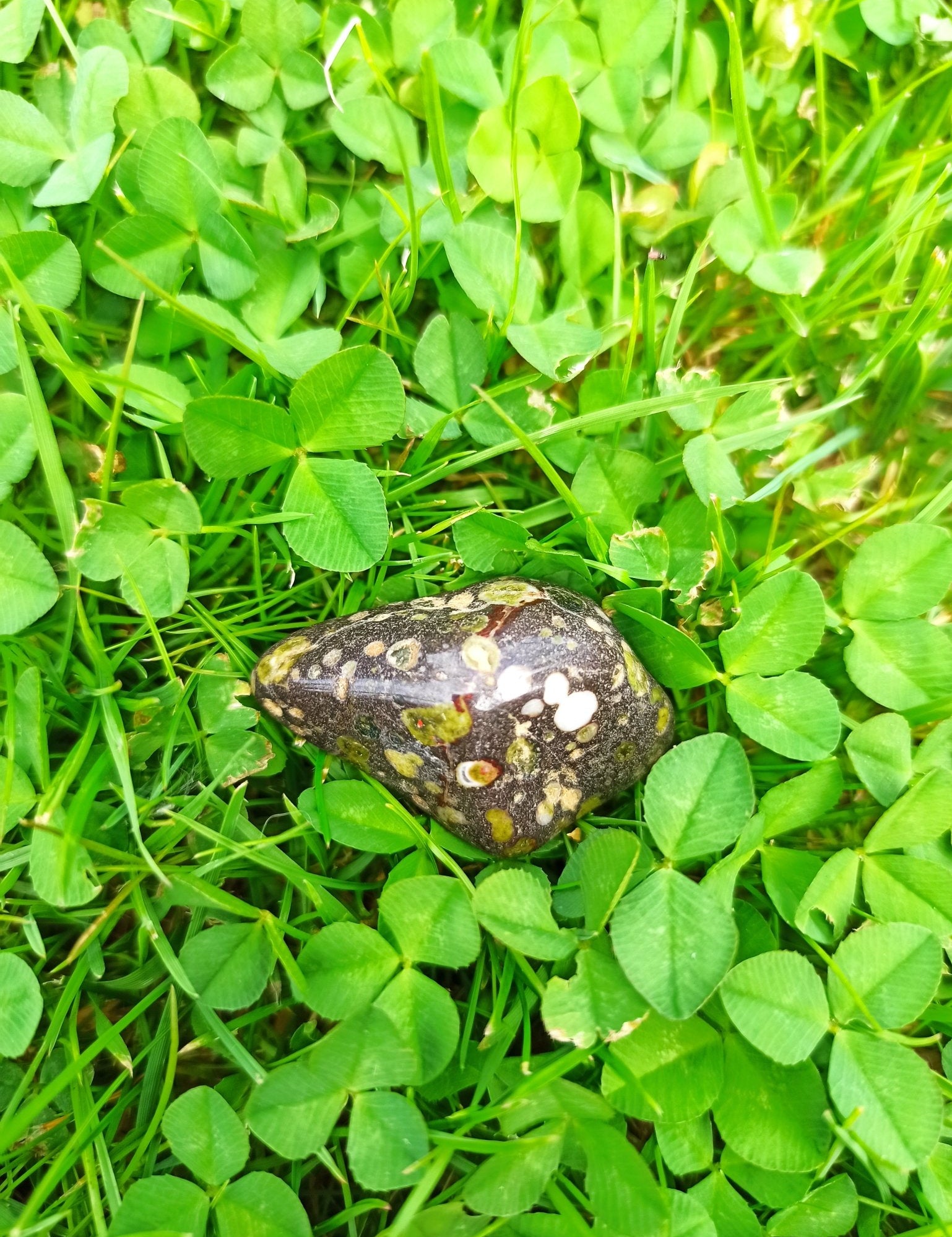 Nunderiet trommelstenen – curated crystal by Marga Jacobs | rust, symboliek en intuïtieve zelfzorg