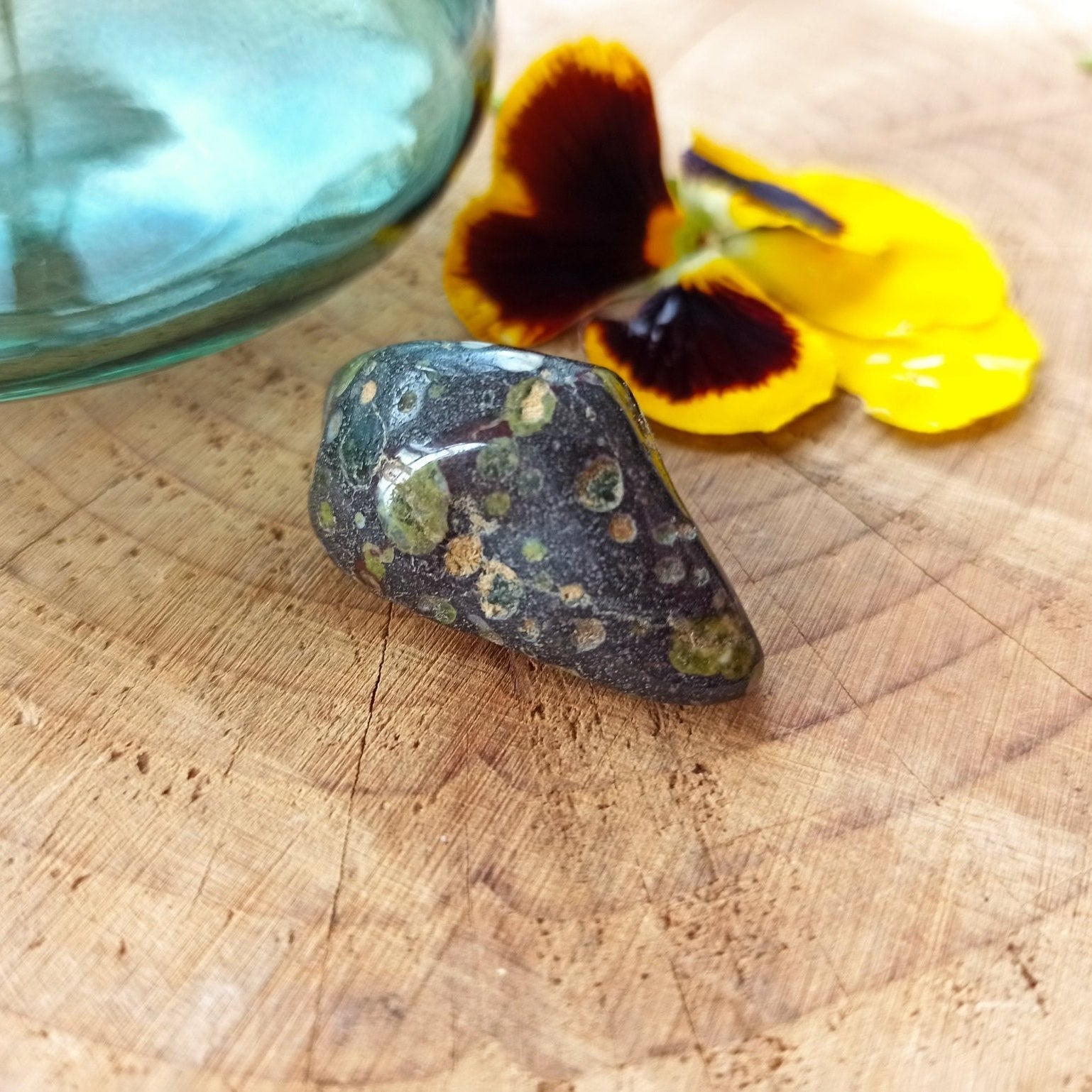 Nunderiet trommelstenen – curated crystal by Marga Jacobs | rust, symboliek en intuïtieve zelfzorg