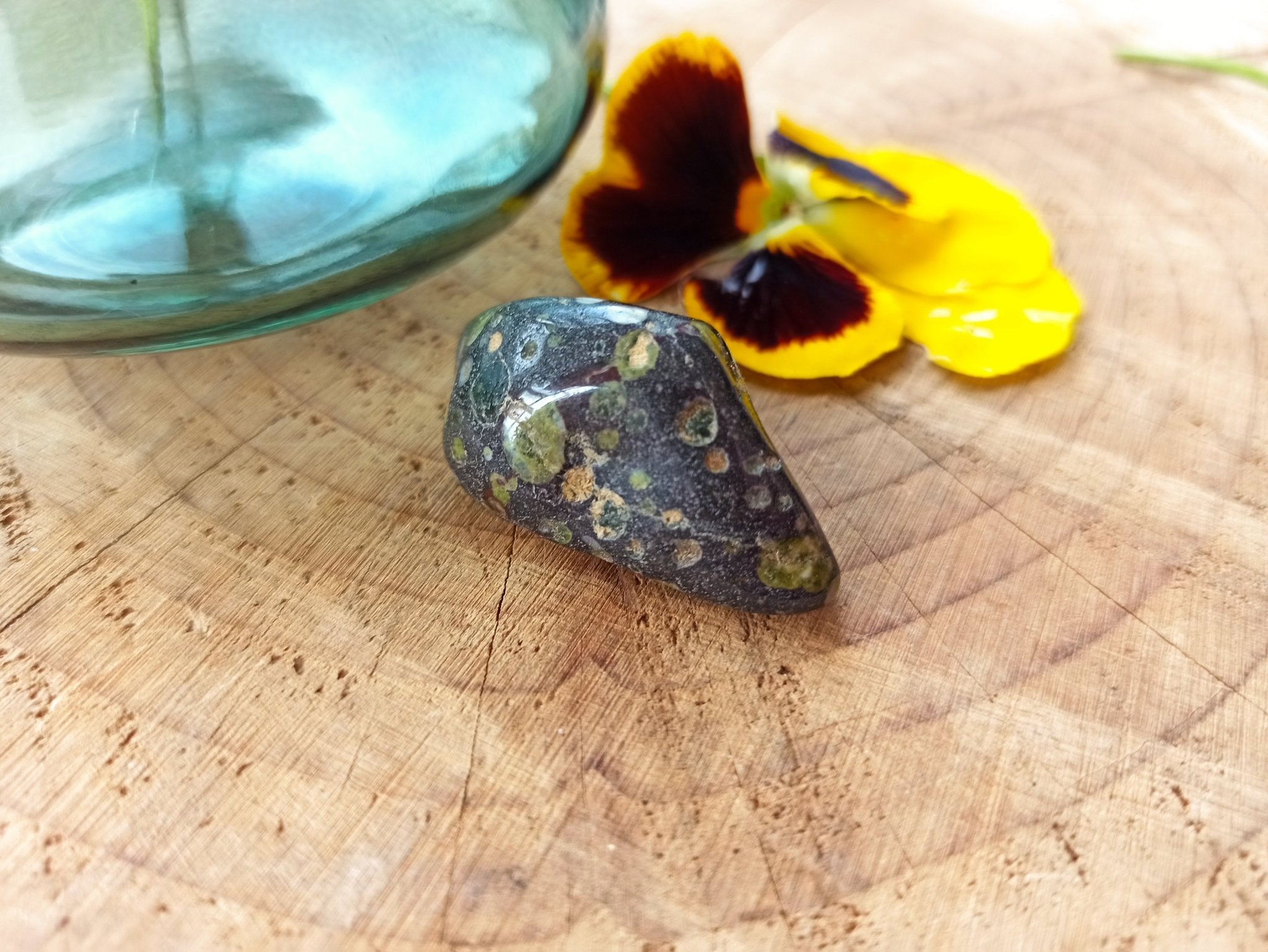 Nunderiet trommelstenen – curated crystal by Marga Jacobs | rust, symboliek en intuïtieve zelfzorg