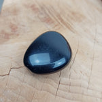 Obsidiaan trommelstenen – curated crystal by Marga Jacobs | rust, symboliek en intuïtieve zelfzorg