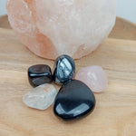 Obsidiaan trommelstenen – curated crystal by Marga Jacobs | rust, symboliek en intuïtieve zelfzorg