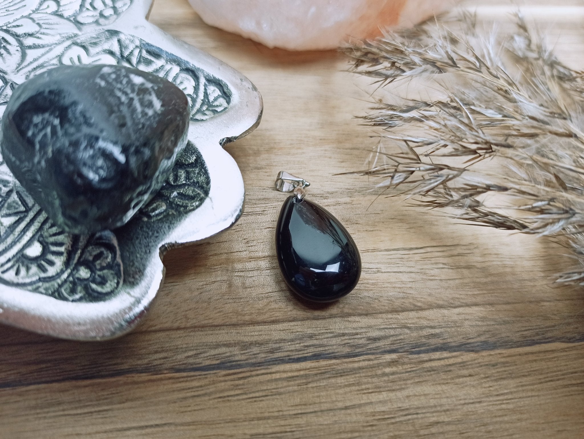 Onyx edelsteen hanger druppel | 25 mm – curated crystal by Marga Jacobs | rust, symboliek en intuïtieve zelfzorg