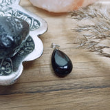 Onyx edelsteen hanger druppel | 25 mm – curated crystal by Marga Jacobs | rust, symboliek en intuïtieve zelfzorg