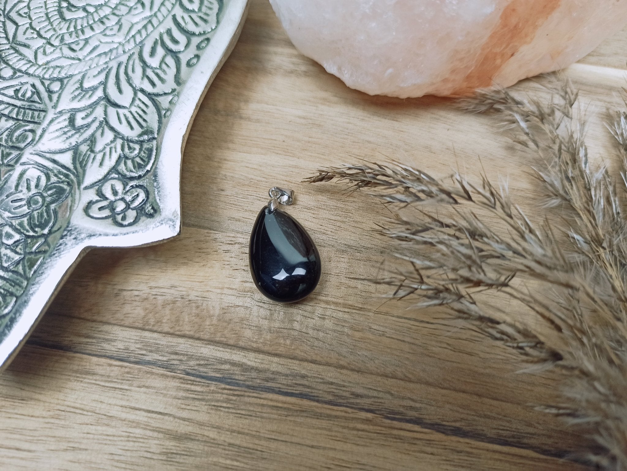 Onyx edelsteen hanger druppel | 25 mm – curated crystal by Marga Jacobs | rust, symboliek en intuïtieve zelfzorg