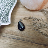 Onyx edelsteen hanger druppel | 25 mm – curated crystal by Marga Jacobs | rust, symboliek en intuïtieve zelfzorg