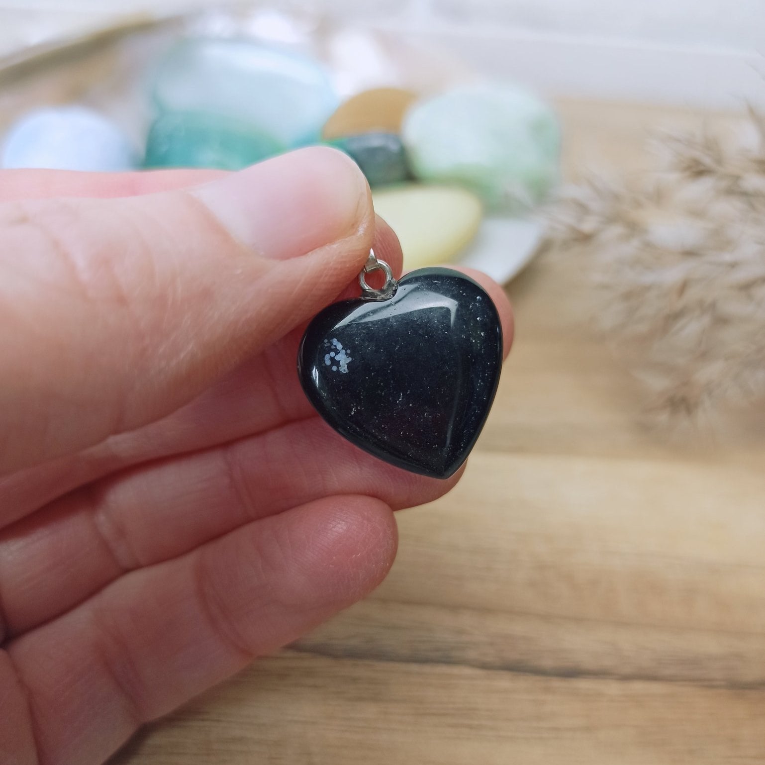 Onyx edelsteen hanger hart | 20 mm – curated crystal by Marga Jacobs | rust, symboliek en intuïtieve zelfzorg