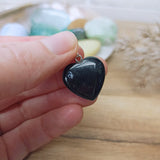 Onyx edelsteen hanger hart | 20 mm – curated crystal by Marga Jacobs | rust, symboliek en intuïtieve zelfzorg