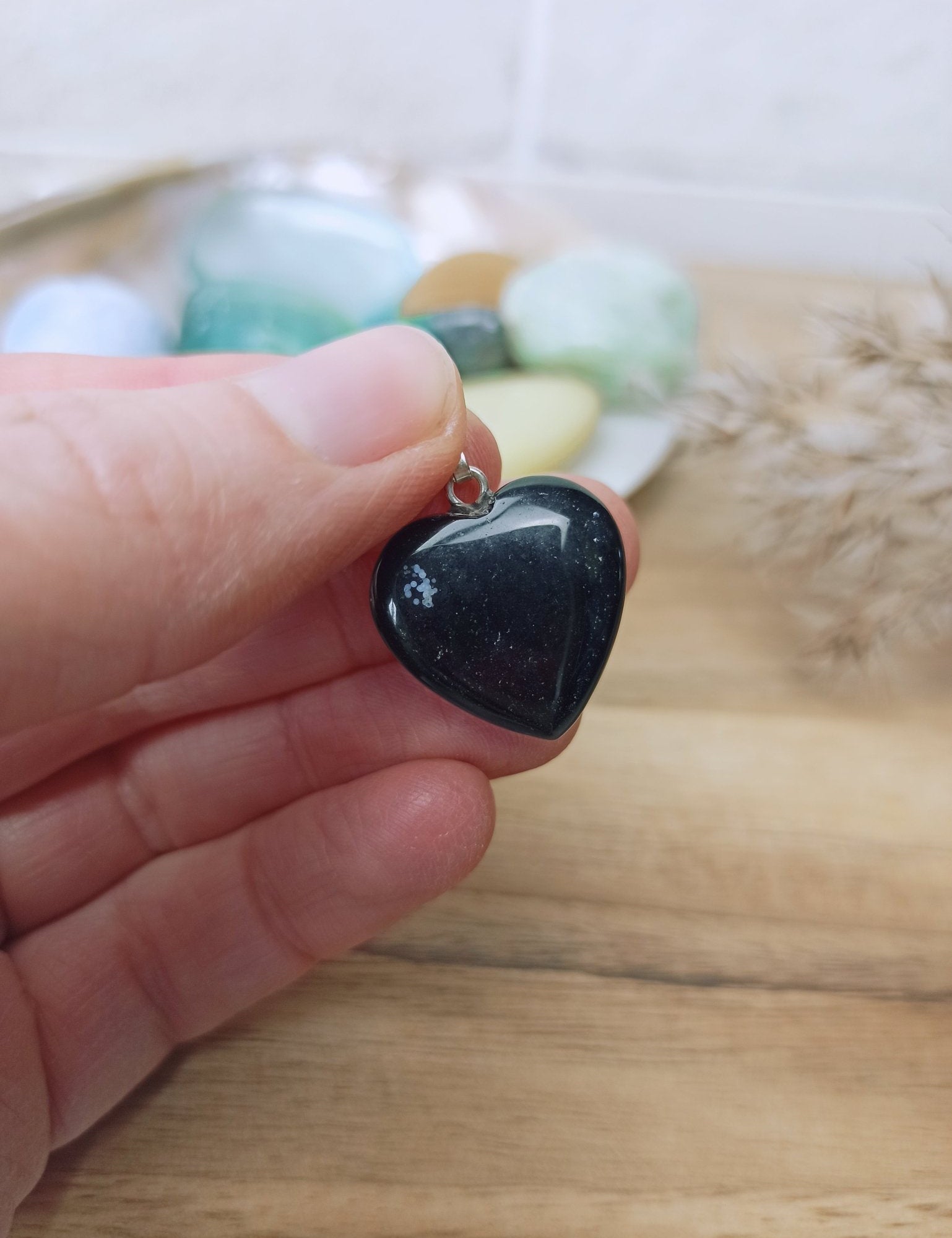 Onyx edelsteen hanger hart | 20 mm – curated crystal by Marga Jacobs | rust, symboliek en intuïtieve zelfzorg