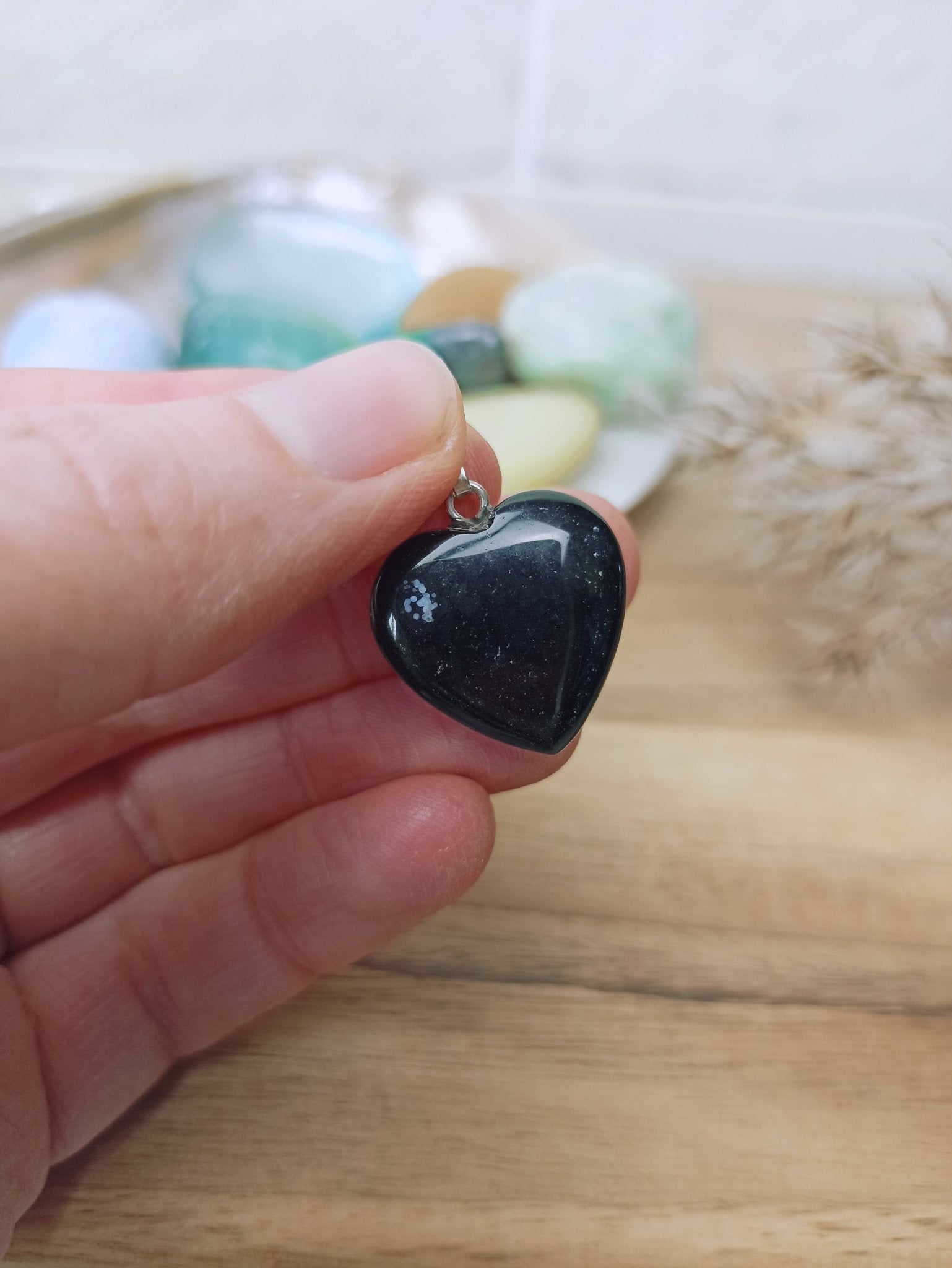 Onyx edelsteen hanger hart | 20 mm – curated crystal by Marga Jacobs | rust, symboliek en intuïtieve zelfzorg