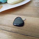 Onyx edelsteen hanger hart | 20 mm – curated crystal by Marga Jacobs | rust, symboliek en intuïtieve zelfzorg