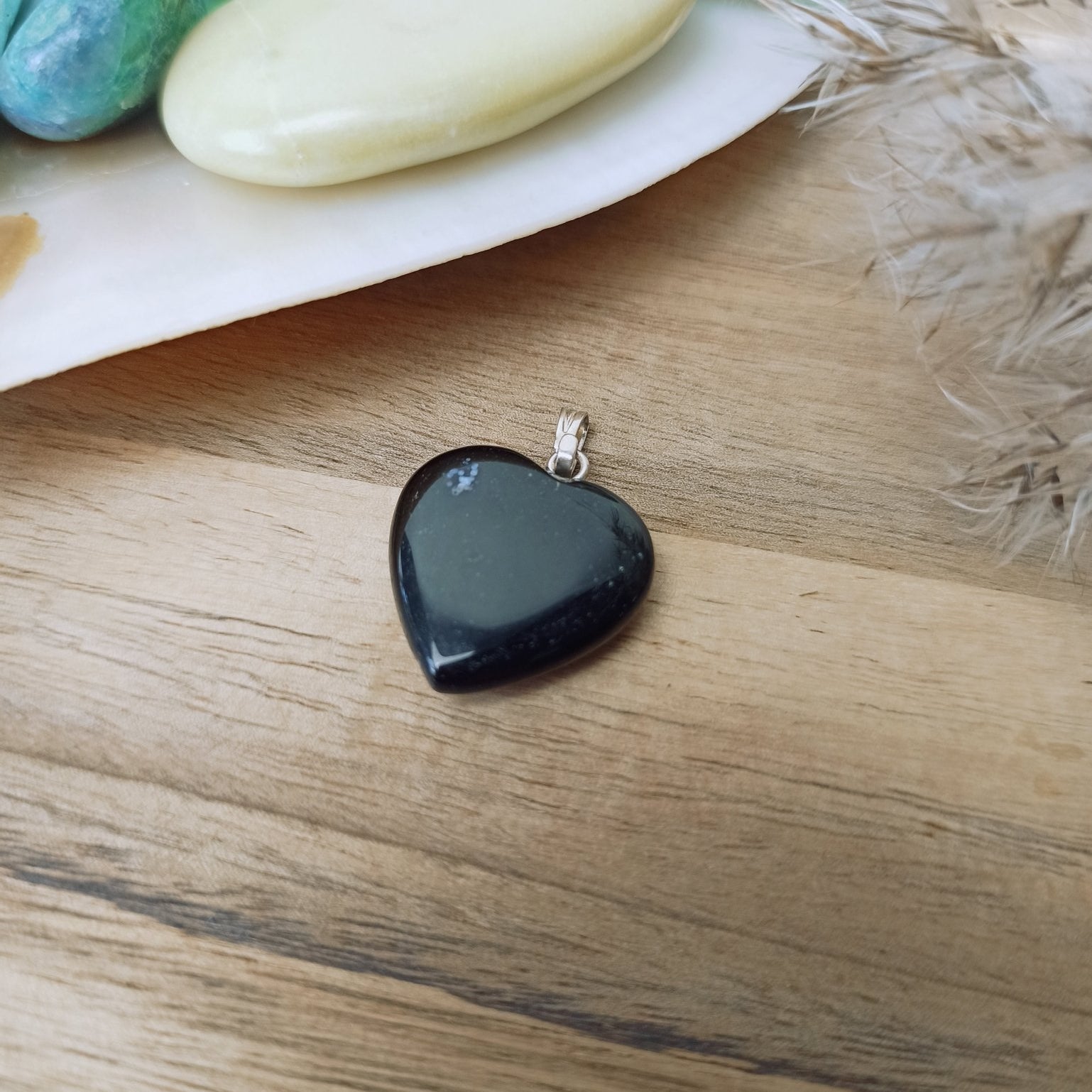 Onyx edelsteen hanger hart | 20 mm – curated crystal by Marga Jacobs | rust, symboliek en intuïtieve zelfzorg