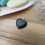 Onyx edelsteen hanger hart | 20 mm – curated crystal by Marga Jacobs | rust, symboliek en intuïtieve zelfzorg