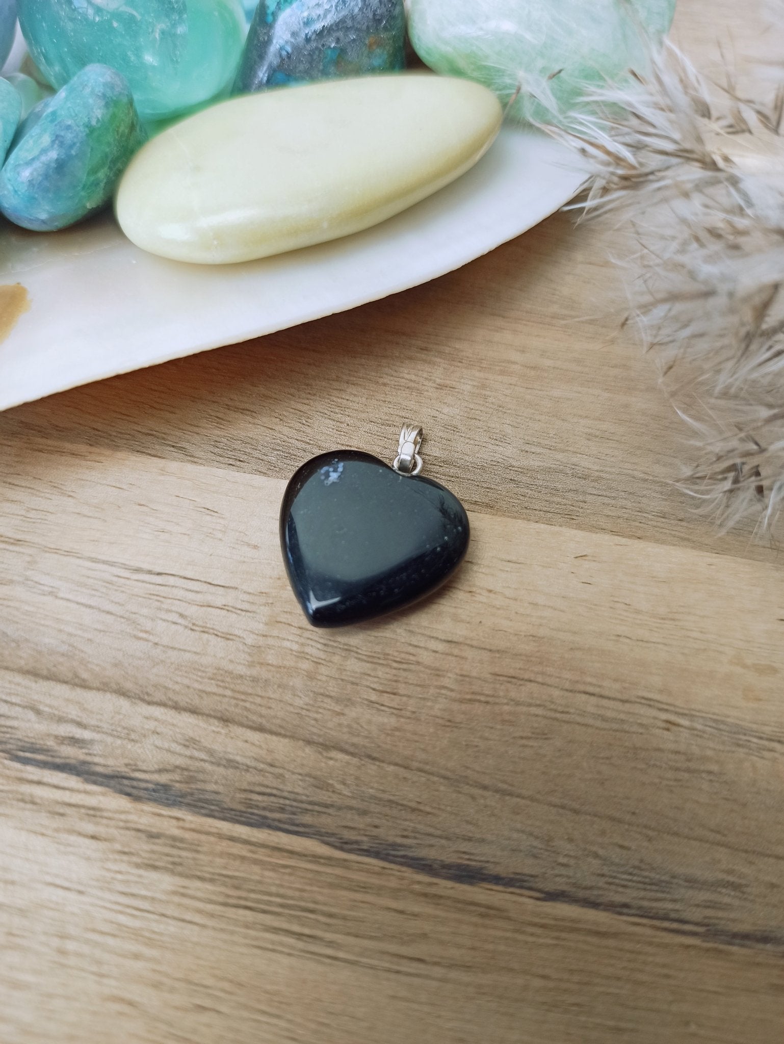 Onyx edelsteen hanger hart | 20 mm – curated crystal by Marga Jacobs | rust, symboliek en intuïtieve zelfzorg