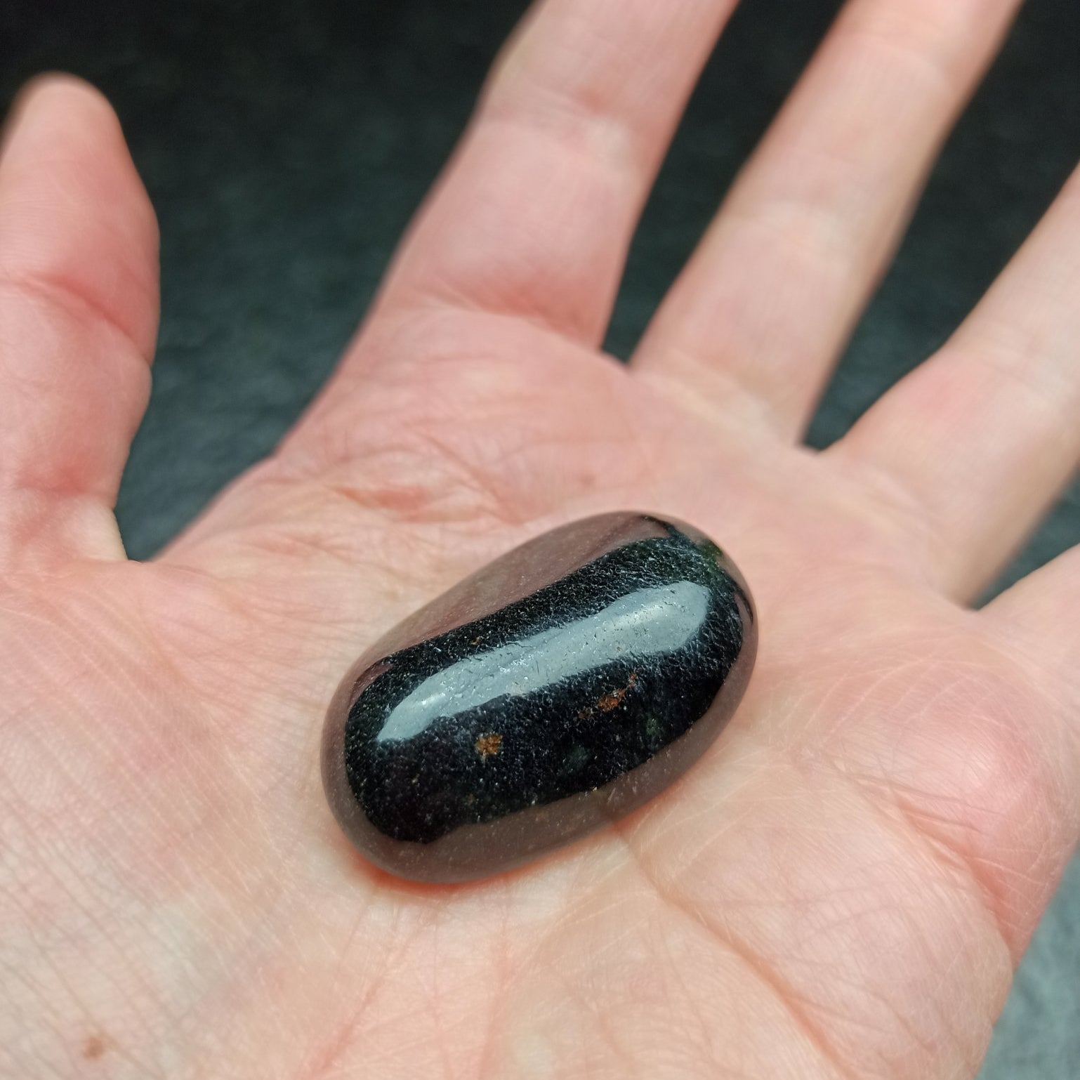 Onyx trommelstenen – curated crystal by Marga Jacobs | rust, symboliek en intuïtieve zelfzorg