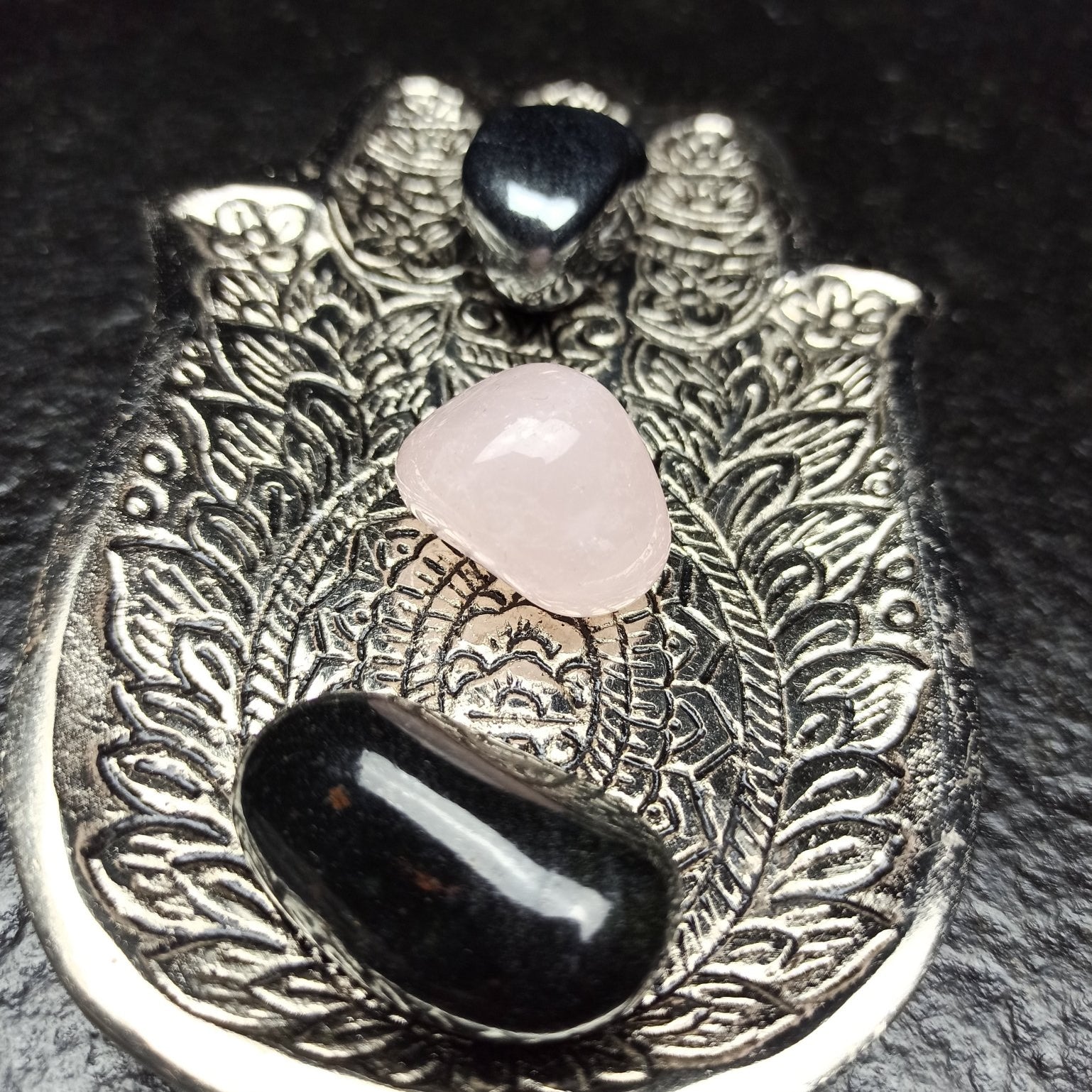 Onyx trommelstenen – curated crystal by Marga Jacobs | rust, symboliek en intuïtieve zelfzorg
