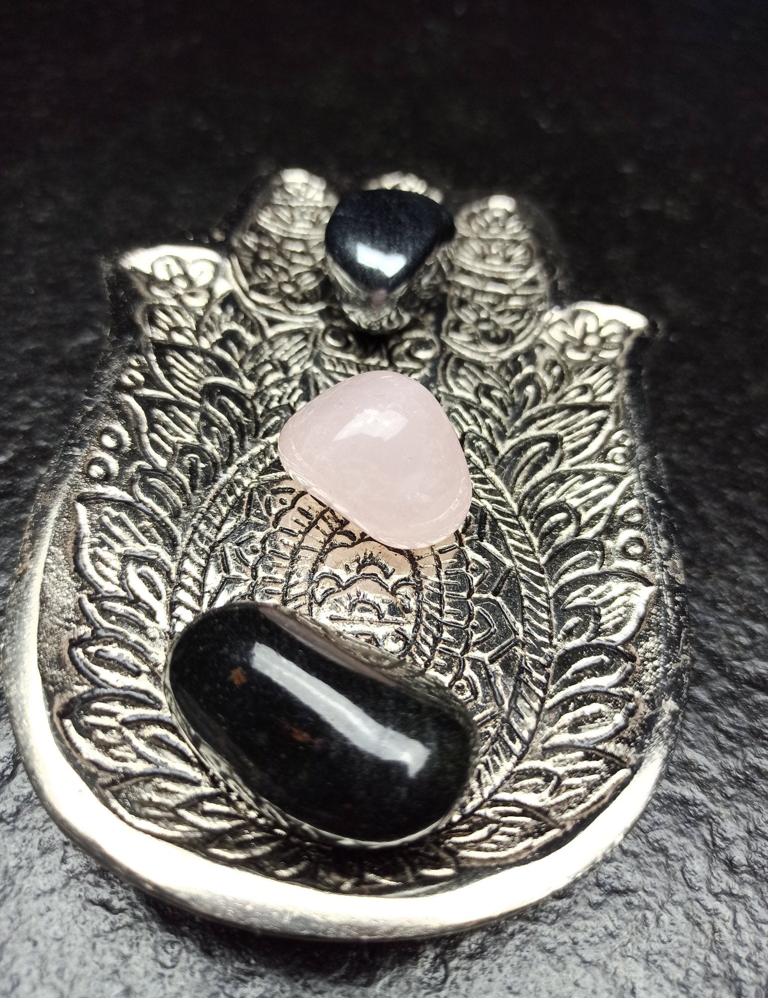 Onyx trommelstenen – curated crystal by Marga Jacobs | rust, symboliek en intuïtieve zelfzorg