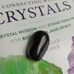 Onyx trommelstenen – curated crystal by Marga Jacobs | rust, symboliek en intuïtieve zelfzorg