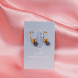 Oorbellen 'let's feather' ~ Uchu Reminders – curated crystal by Marga Jacobs | rust, symboliek en intuïtieve zelfzorg