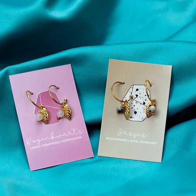 Oorbellen 'let's feather' ~ Uchu Reminders – curated crystal by Marga Jacobs | rust, symboliek en intuïtieve zelfzorg