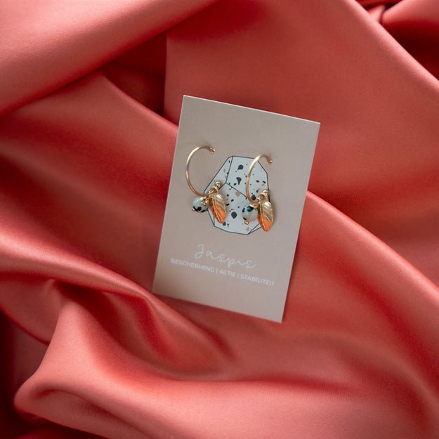 Oorbellen 'let's feather' ~ Uchu Reminders – curated crystal by Marga Jacobs | rust, symboliek en intuïtieve zelfzorg