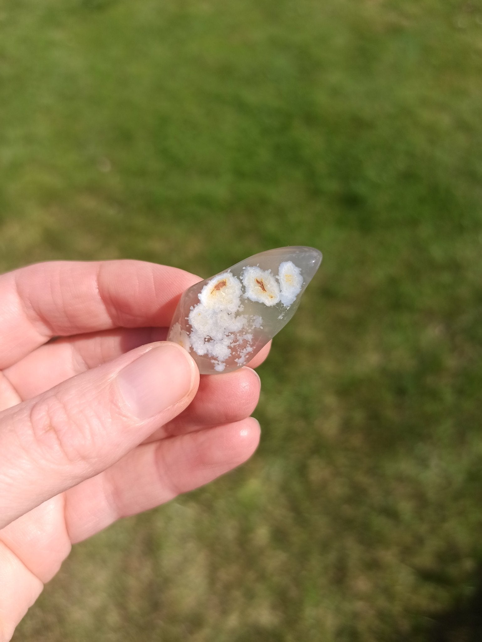 Opaal trommelstenen – curated crystal by Marga Jacobs | rust, symboliek en intuïtieve zelfzorg