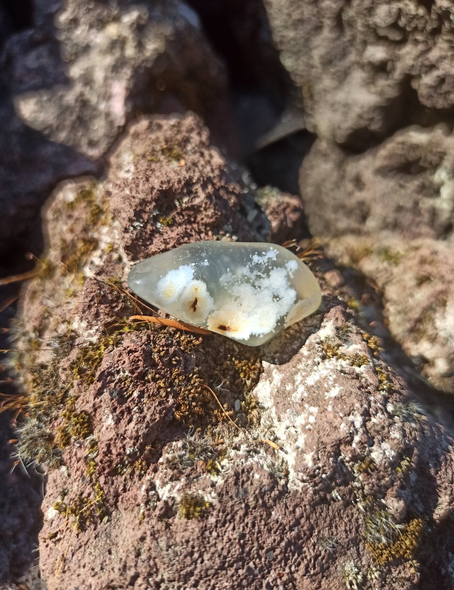 Opaal trommelstenen – curated crystal by Marga Jacobs | rust, symboliek en intuïtieve zelfzorg