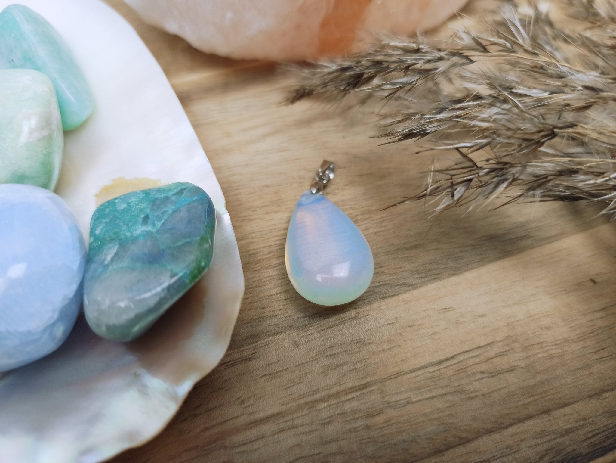 Opaliet edelsteen hanger druppel | 25 mm – curated crystal by Marga Jacobs | rust, symboliek en intuïtieve zelfzorg