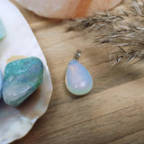 Opaliet edelsteen hanger druppel | 25 mm – curated crystal by Marga Jacobs | rust, symboliek en intuïtieve zelfzorg