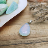 Opaliet edelsteen hanger druppel | 25 mm – curated crystal by Marga Jacobs | rust, symboliek en intuïtieve zelfzorg