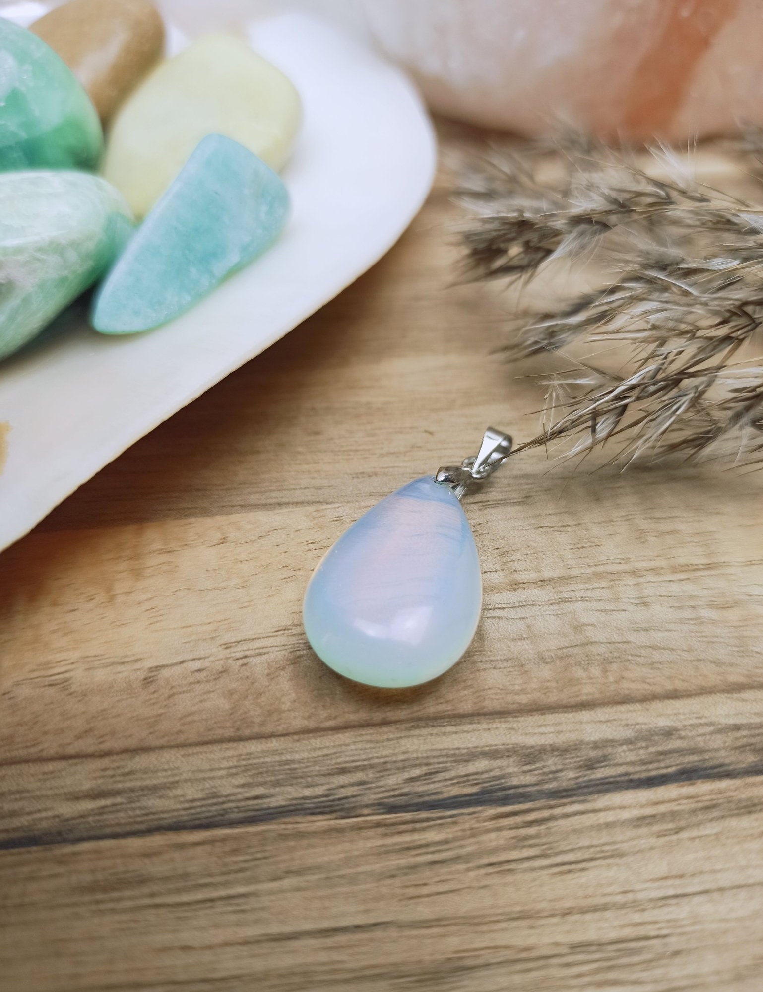 Opaliet edelsteen hanger druppel | 25 mm – curated crystal by Marga Jacobs | rust, symboliek en intuïtieve zelfzorg