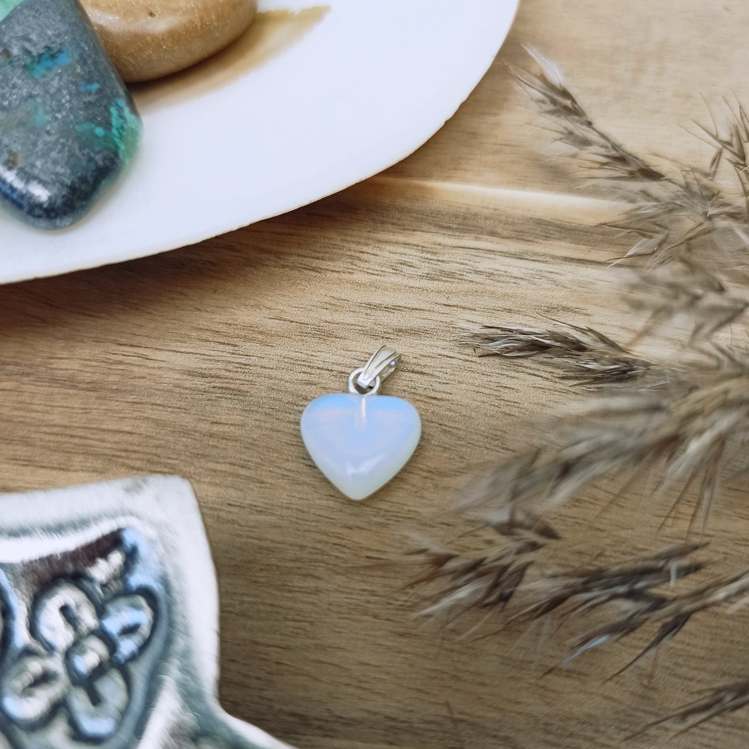 Opaliet edelsteen hanger hart | 12 mm – curated crystal by Marga Jacobs | rust, symboliek en intuïtieve zelfzorg