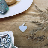 Opaliet edelsteen hanger hart | 12 mm – curated crystal by Marga Jacobs | rust, symboliek en intuïtieve zelfzorg