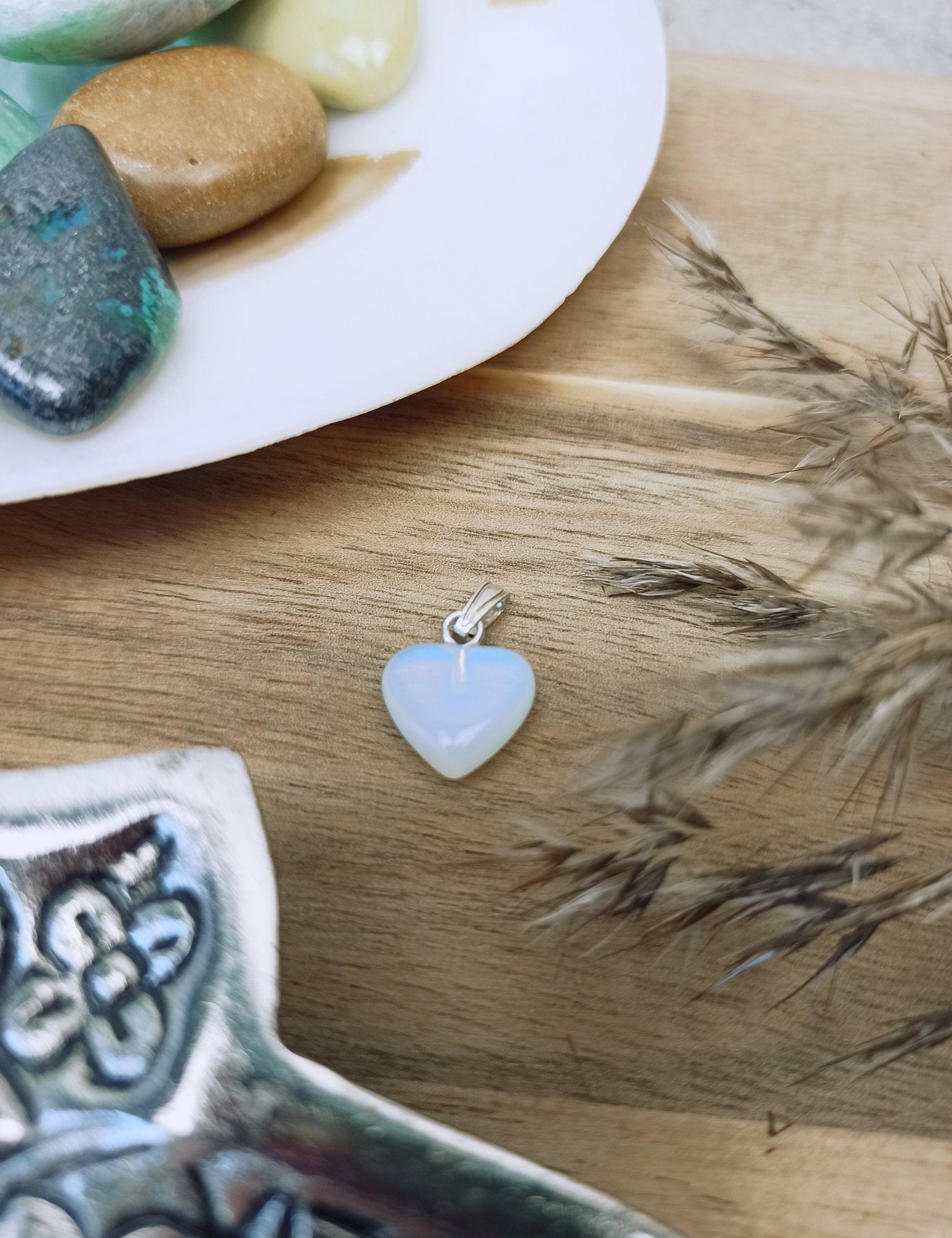 Opaliet edelsteen hanger hart | 12 mm – curated crystal by Marga Jacobs | rust, symboliek en intuïtieve zelfzorg