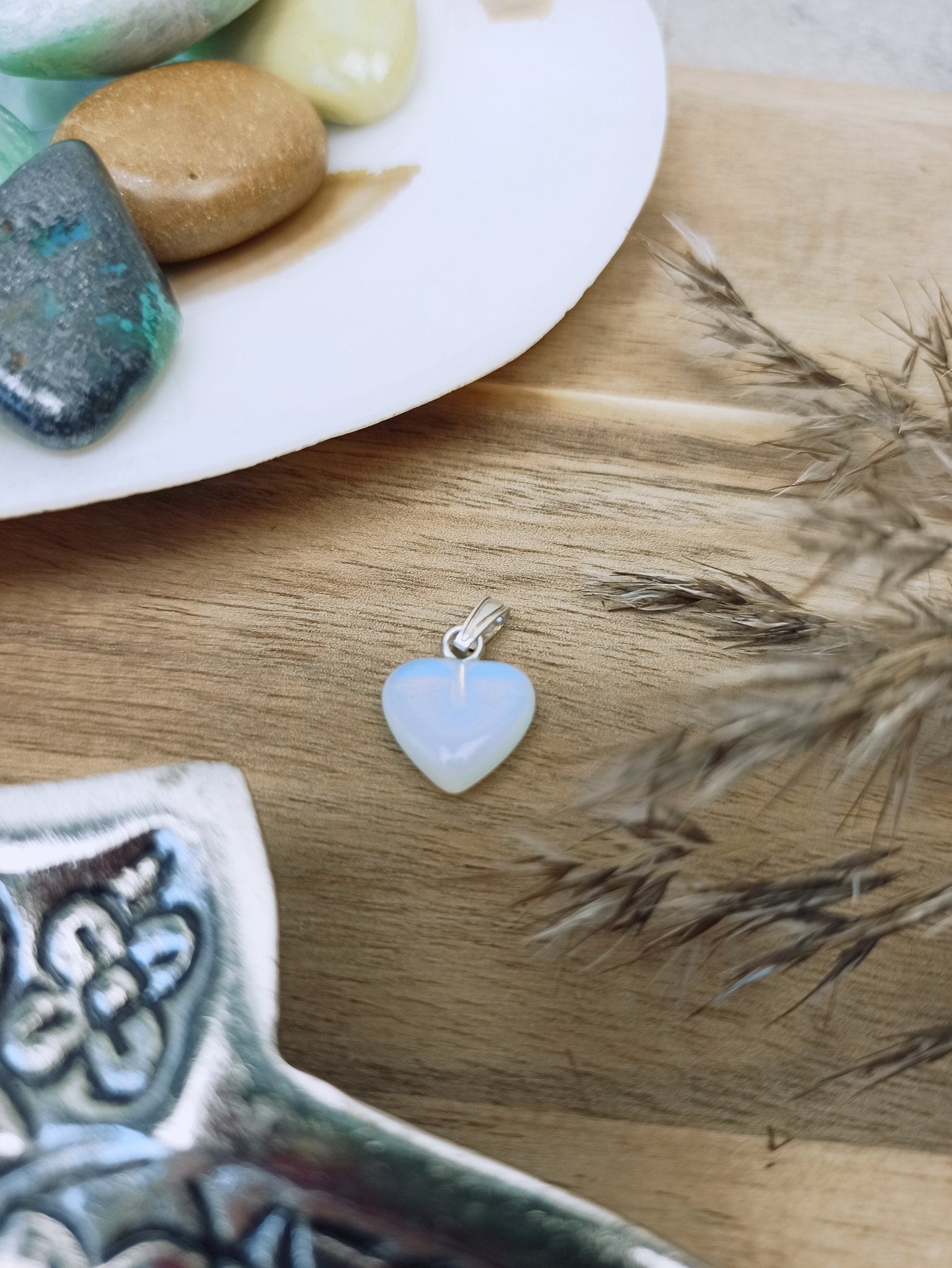 Opaliet edelsteen hanger hart | 12 mm – curated crystal by Marga Jacobs | rust, symboliek en intuïtieve zelfzorg