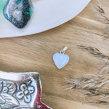 Opaliet edelsteen hanger hart | 12 mm – curated crystal by Marga Jacobs | rust, symboliek en intuïtieve zelfzorg