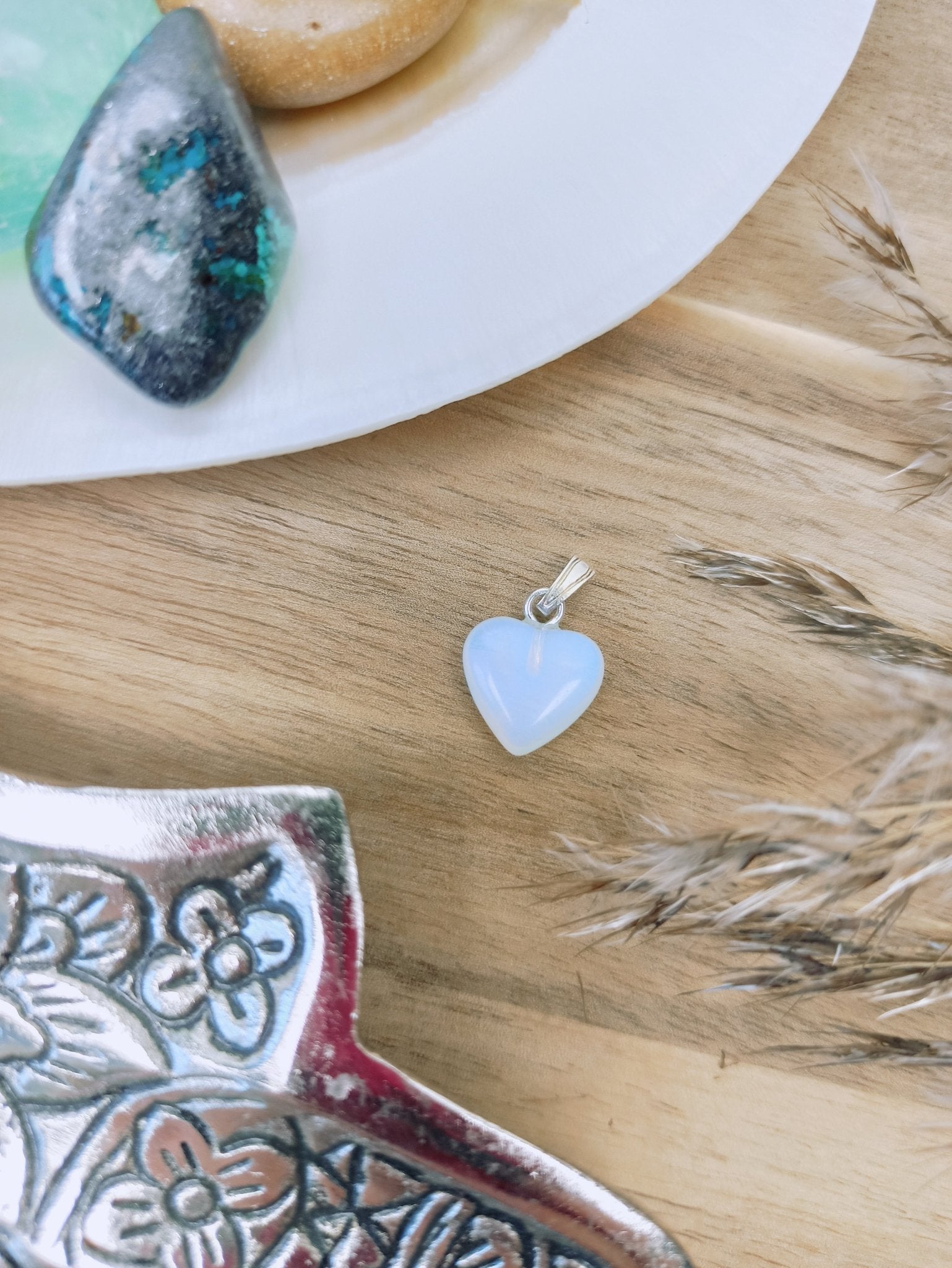 Opaliet edelsteen hanger hart | 12 mm – curated crystal by Marga Jacobs | rust, symboliek en intuïtieve zelfzorg