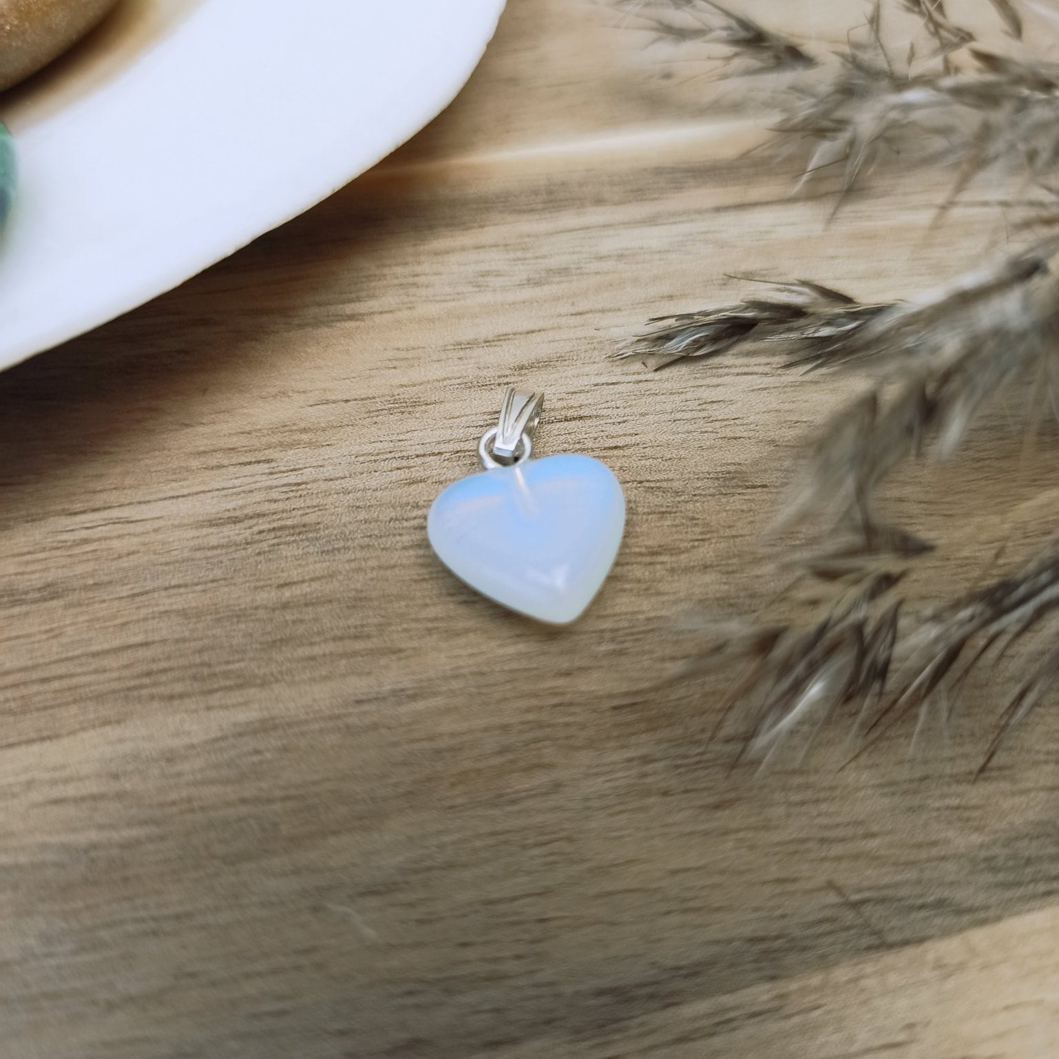 Opaliet edelsteen hanger hart | 12 mm – curated crystal by Marga Jacobs | rust, symboliek en intuïtieve zelfzorg