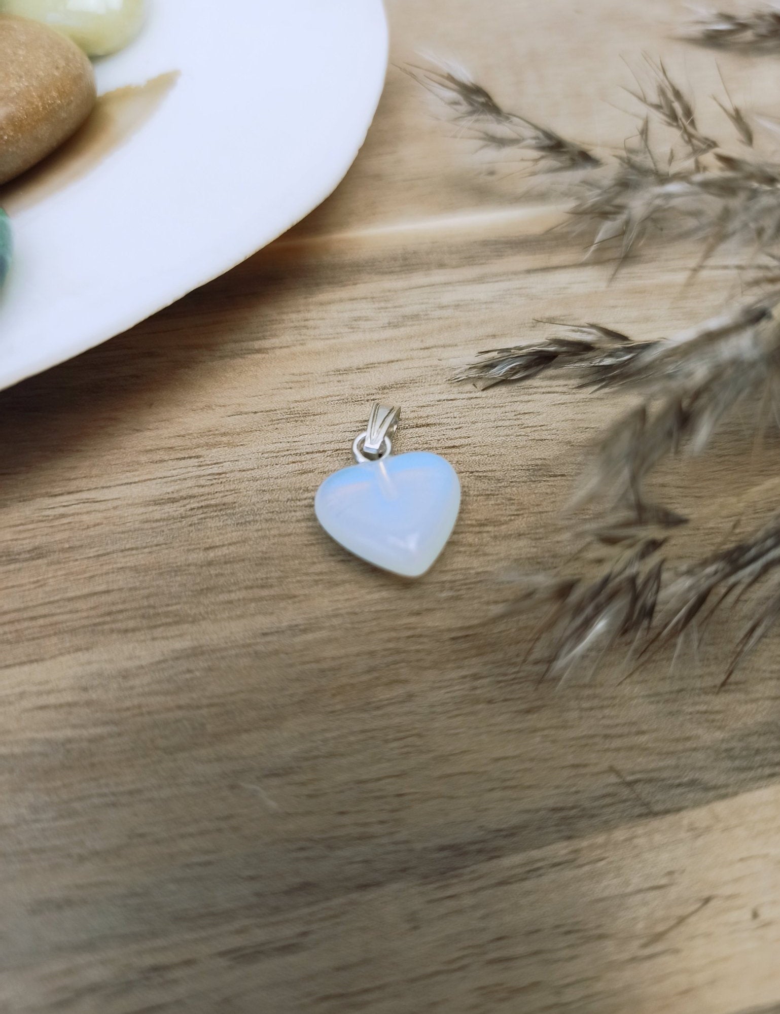 Opaliet edelsteen hanger hart | 12 mm – curated crystal by Marga Jacobs | rust, symboliek en intuïtieve zelfzorg