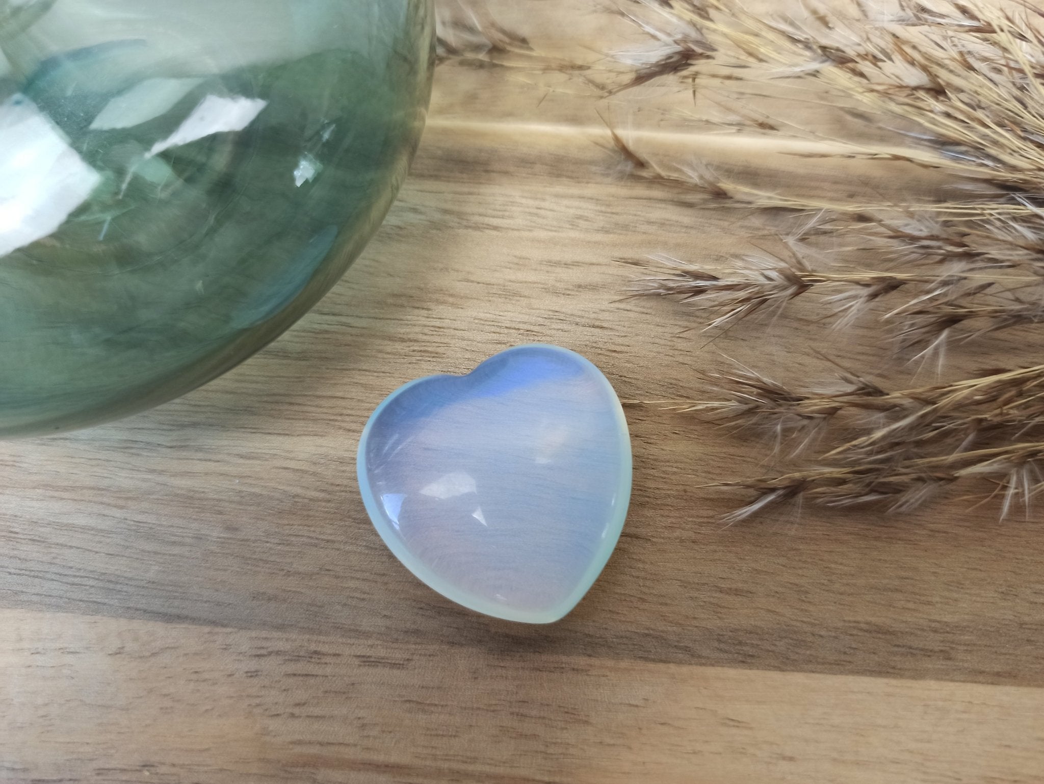 Opaliet hart | 3 cm – curated crystal by Marga Jacobs | rust, symboliek en intuïtieve zelfzorg