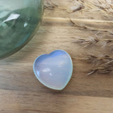 Opaliet hart | 3 cm – curated crystal by Marga Jacobs | rust, symboliek en intuïtieve zelfzorg