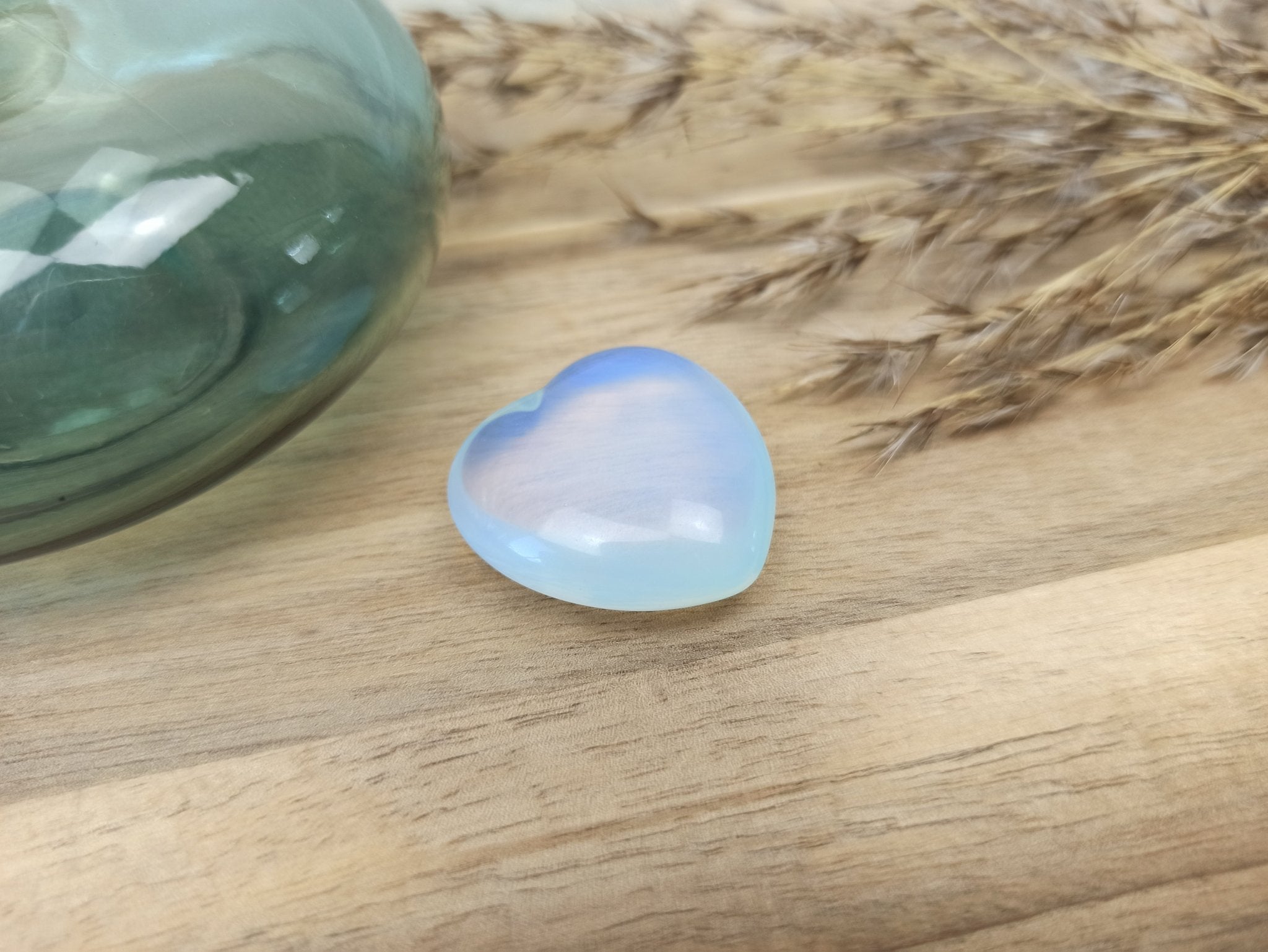 Opaliet hart | 3 cm – curated crystal by Marga Jacobs | rust, symboliek en intuïtieve zelfzorg