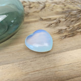 Opaliet hart | 3 cm – curated crystal by Marga Jacobs | rust, symboliek en intuïtieve zelfzorg