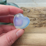 Opaliet hart | 3 cm – curated crystal by Marga Jacobs | rust, symboliek en intuïtieve zelfzorg