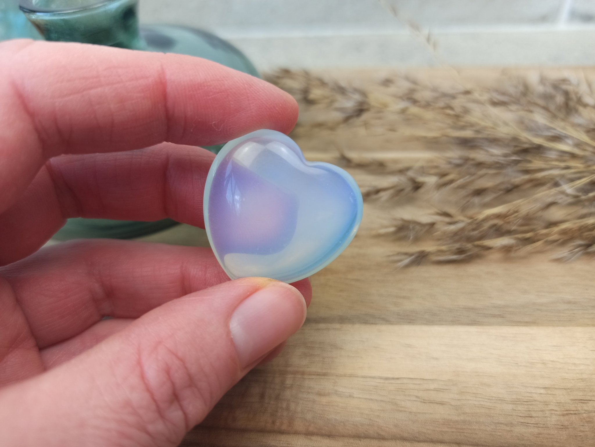 Opaliet hart | 3 cm – curated crystal by Marga Jacobs | rust, symboliek en intuïtieve zelfzorg