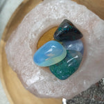 Opaliet trommelstenen – curated crystal by Marga Jacobs | rust, symboliek en intuïtieve zelfzorg