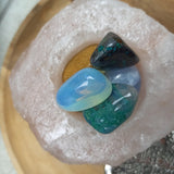 Opaliet trommelstenen – curated crystal by Marga Jacobs | rust, symboliek en intuïtieve zelfzorg