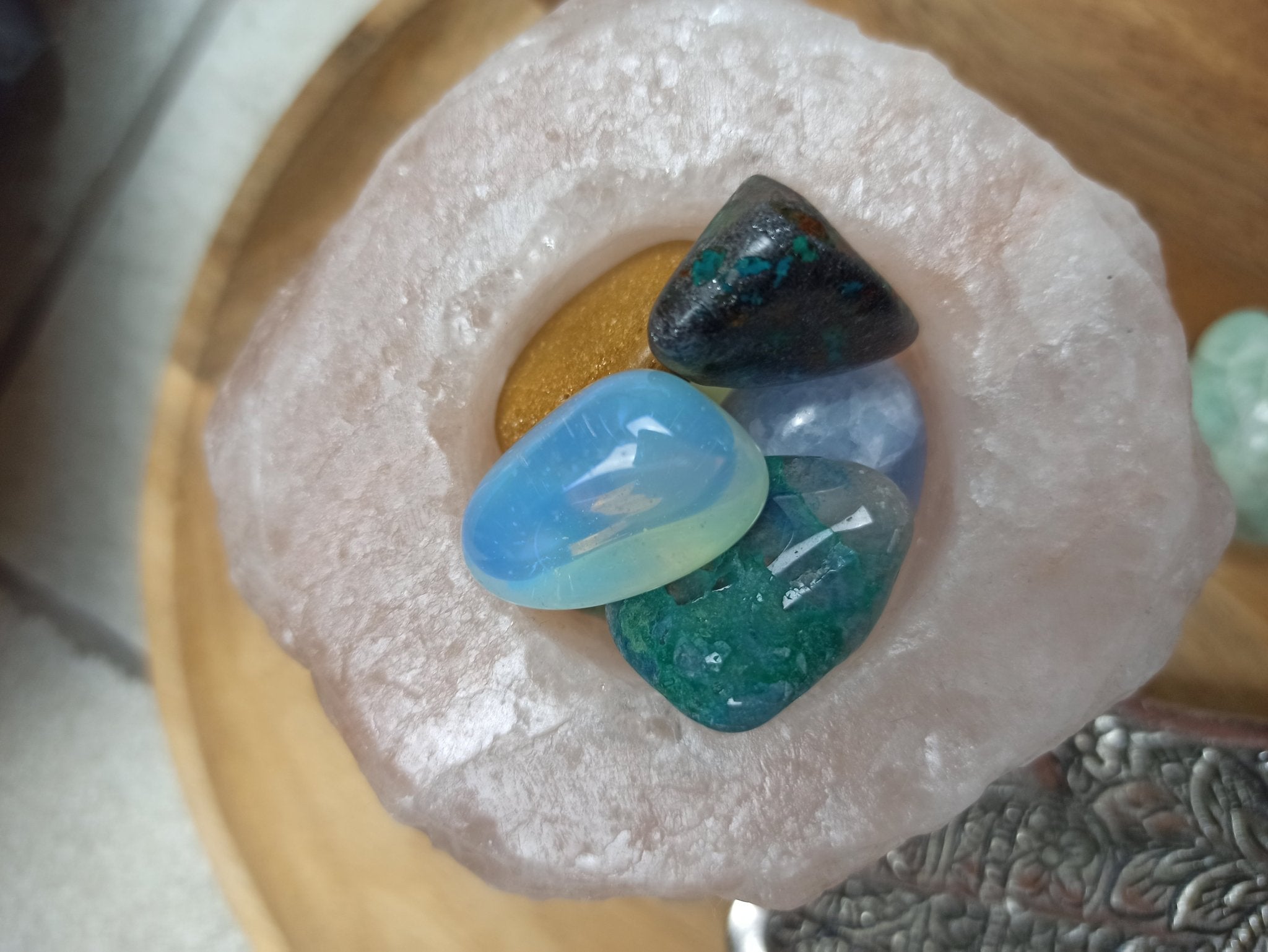 Opaliet trommelstenen – curated crystal by Marga Jacobs | rust, symboliek en intuïtieve zelfzorg